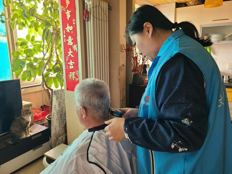北京朝阳：社工上门理发，为高龄老人送暖