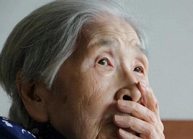 老人身上有一股怪味？建议55岁后这样做，老了或许没异味