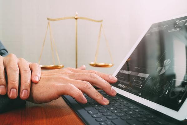 公司法人代表能否退出：法律明确规定与实际操作