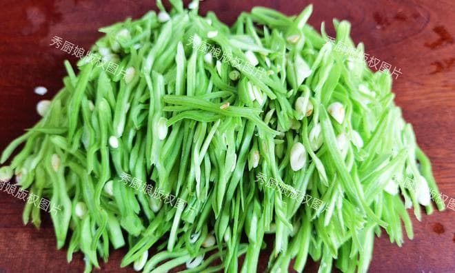 “人老腿先衰”，建议中老年人：常吃3样“健腿菜”，腿脚更麻利