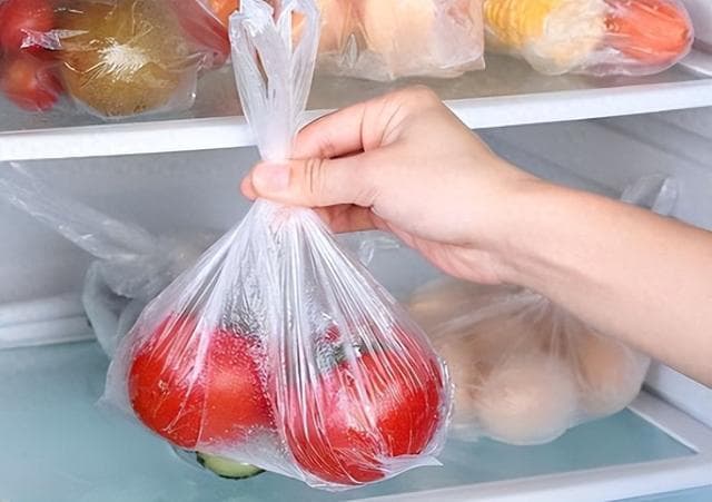 “塑料袋”放进冰箱会致癌，可信吗？实验揭开真相，早知早好