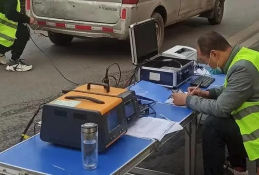 在公路上抽检查尾气是否合理，汽车尾气能否保证全时达标