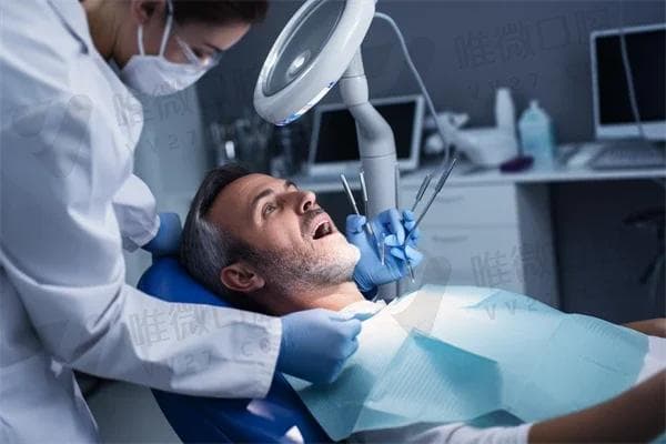 伤到牙神经了，只进行补牙而不进行根管治疗是否可行？