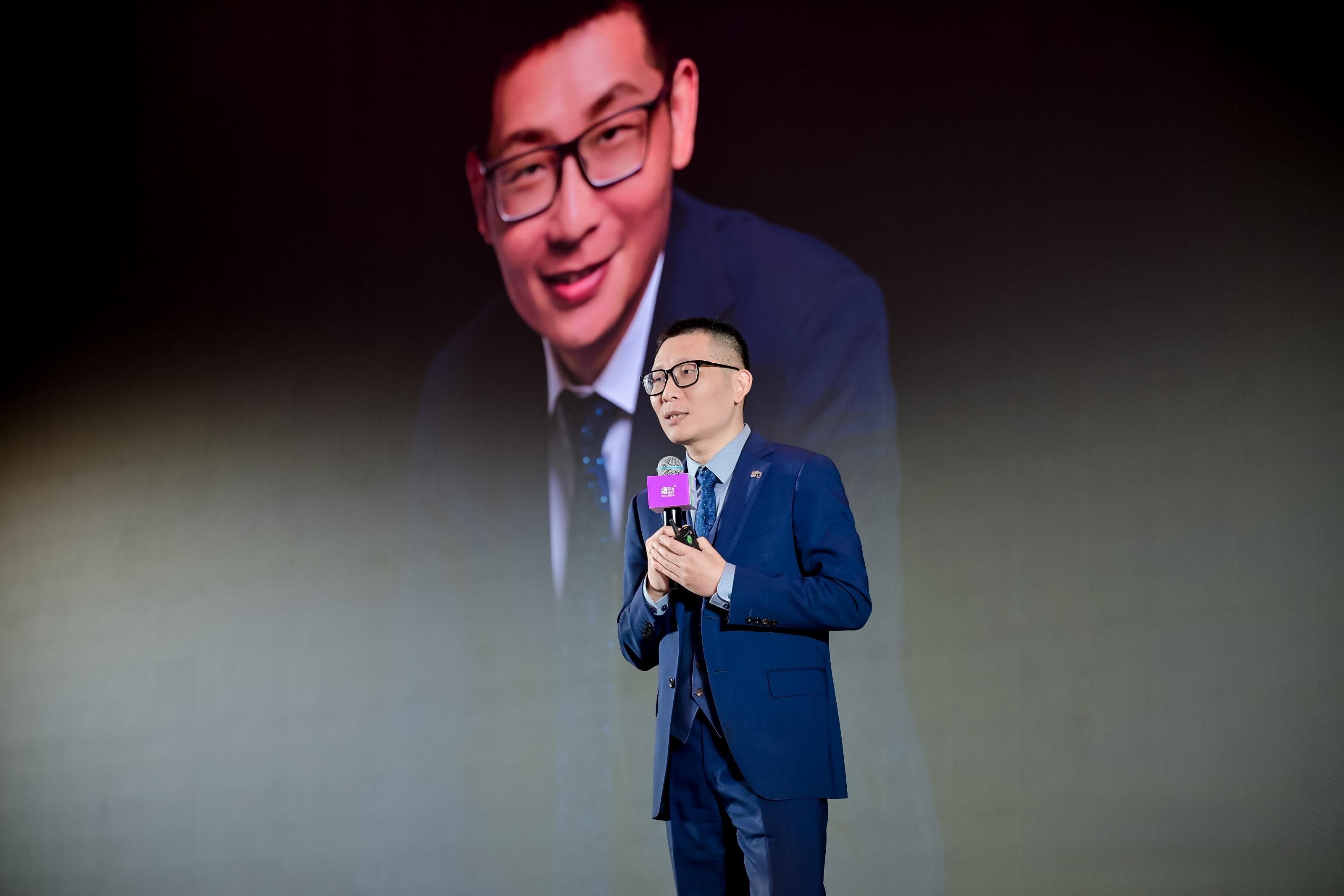 如何通过创新战略实现企业在竞争激烈市场中的突围？
