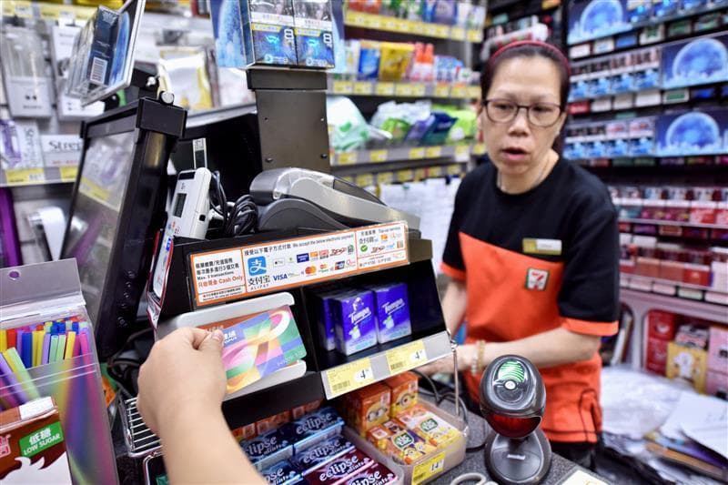 等了27年，香港人的“第二张身份证”终于实现全国通行