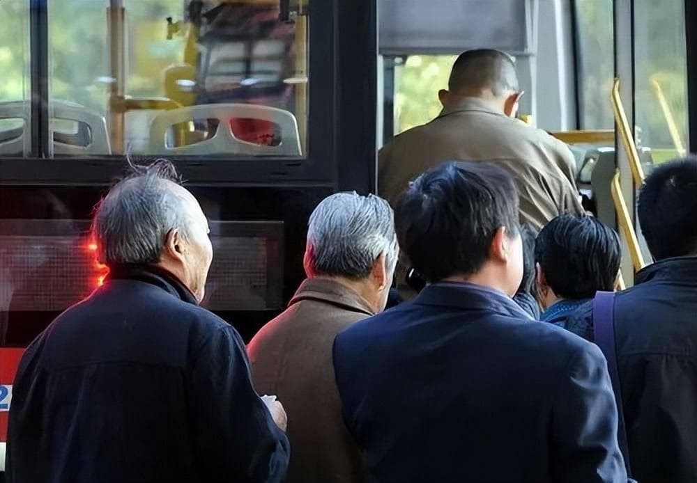为什么老年人免费乘坐公共交通引发大家吐槽？