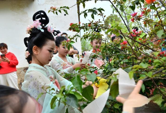 福州再现花朝节习俗 汉服少女赏红护花祭花神