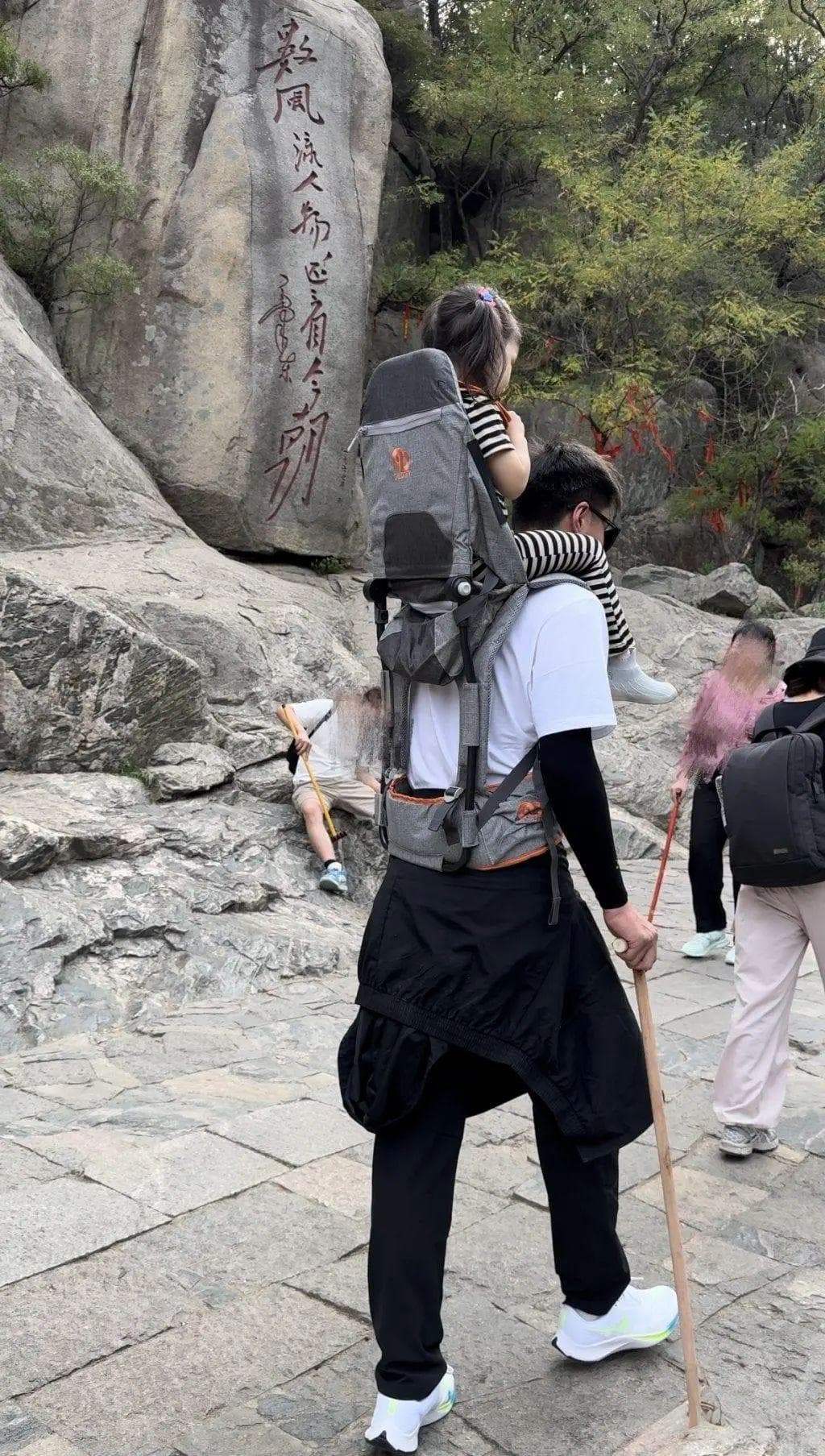 泰山陪爬走红：大学生退役士兵兼职月赚万元，安全规范待完善