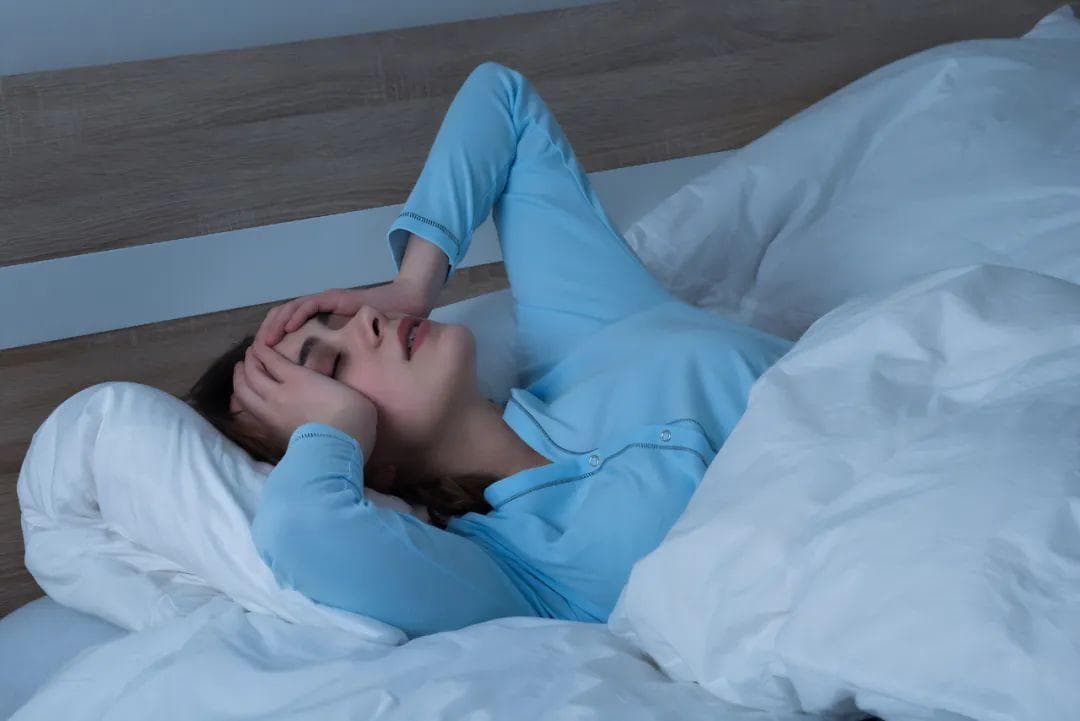 夏季失眠，谨防心脑血管疾病！4种疗法助你远离失眠