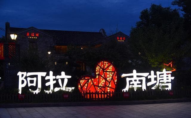 实拍浙江宁波南塘老街：历史与美食双辉映