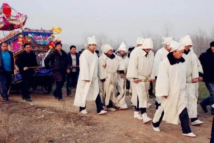 为什么丧葬要披白色孝服？