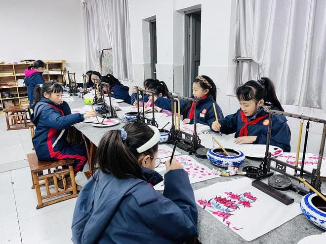 毕节梁才小学：国画课堂开启传统文化魅力之旅