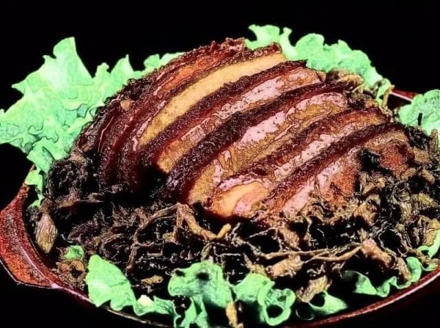 奶奶的梅菜扣肉：味蕾里的童年记忆与文化传承