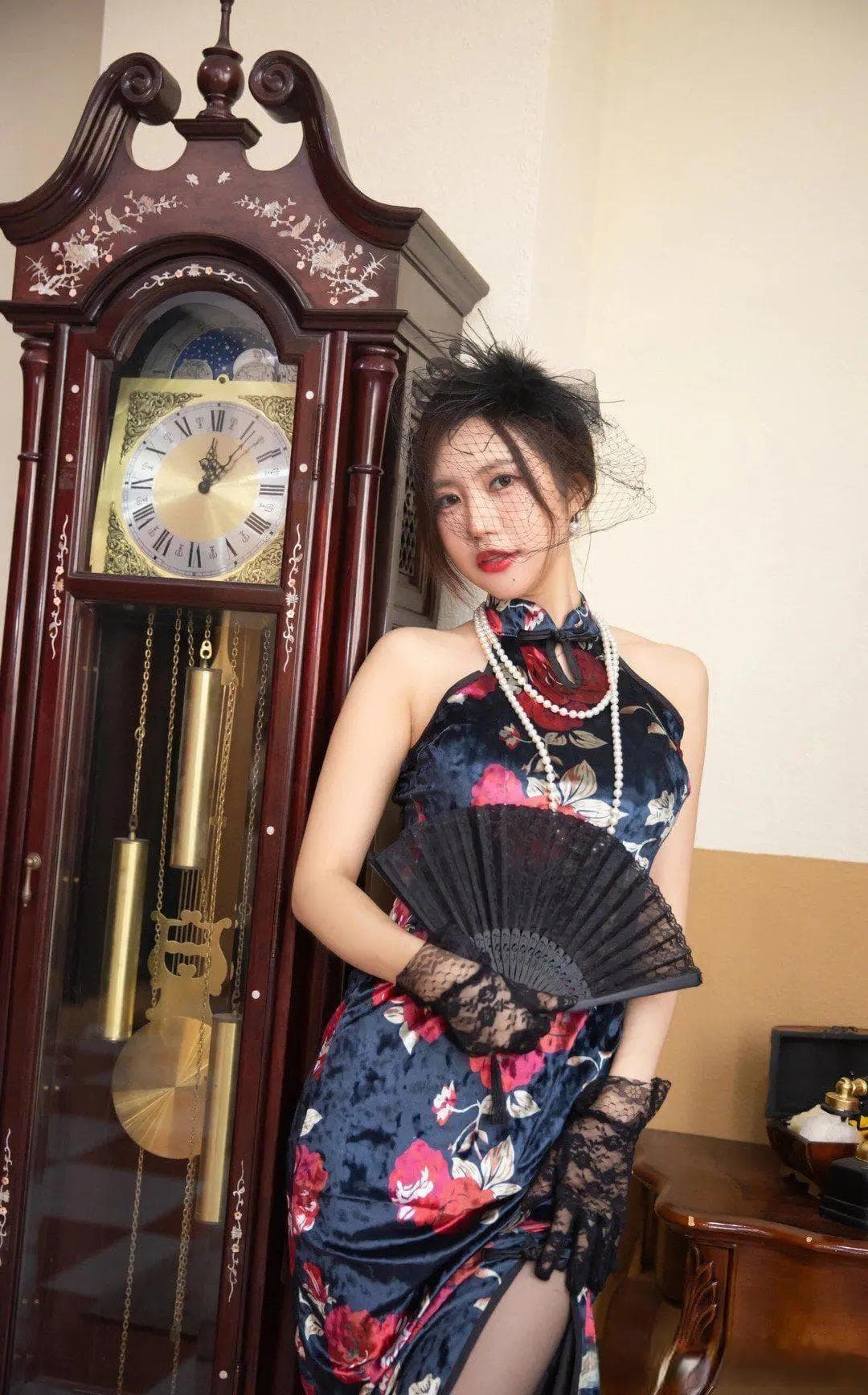 改良版黑色牡丹印花旗袍裙展现东西方美学碰撞 引领时尚新潮流