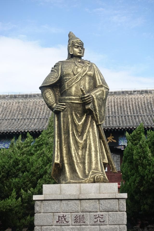 探秘历史阴影中的英雄：戚继光与抗倭防线的传奇