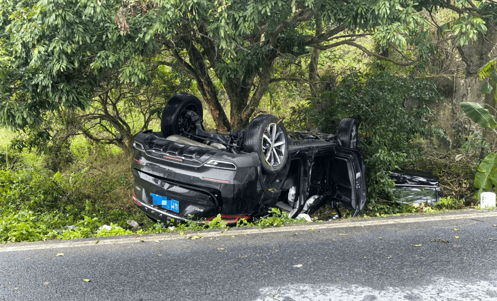 农村道路夜间行车有风险，请谨慎驾驶！