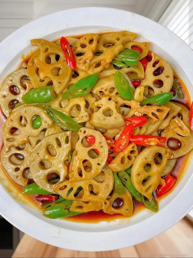 青椒炒藕片，清脆可口