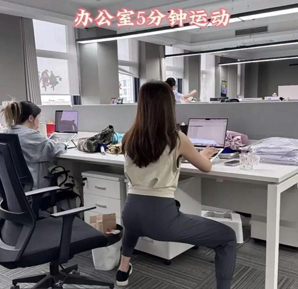 谁说在办公室不能健身？这届年轻人流行“5分钟运动快充”……