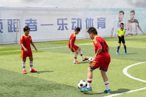 足球比赛中守门员接回传球的规则详解