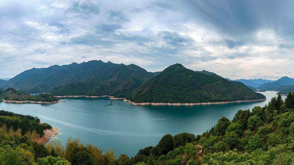 宝藏旅行地推荐！碧波万顷映天光，仙霞湖绘就衢州水韵长卷…