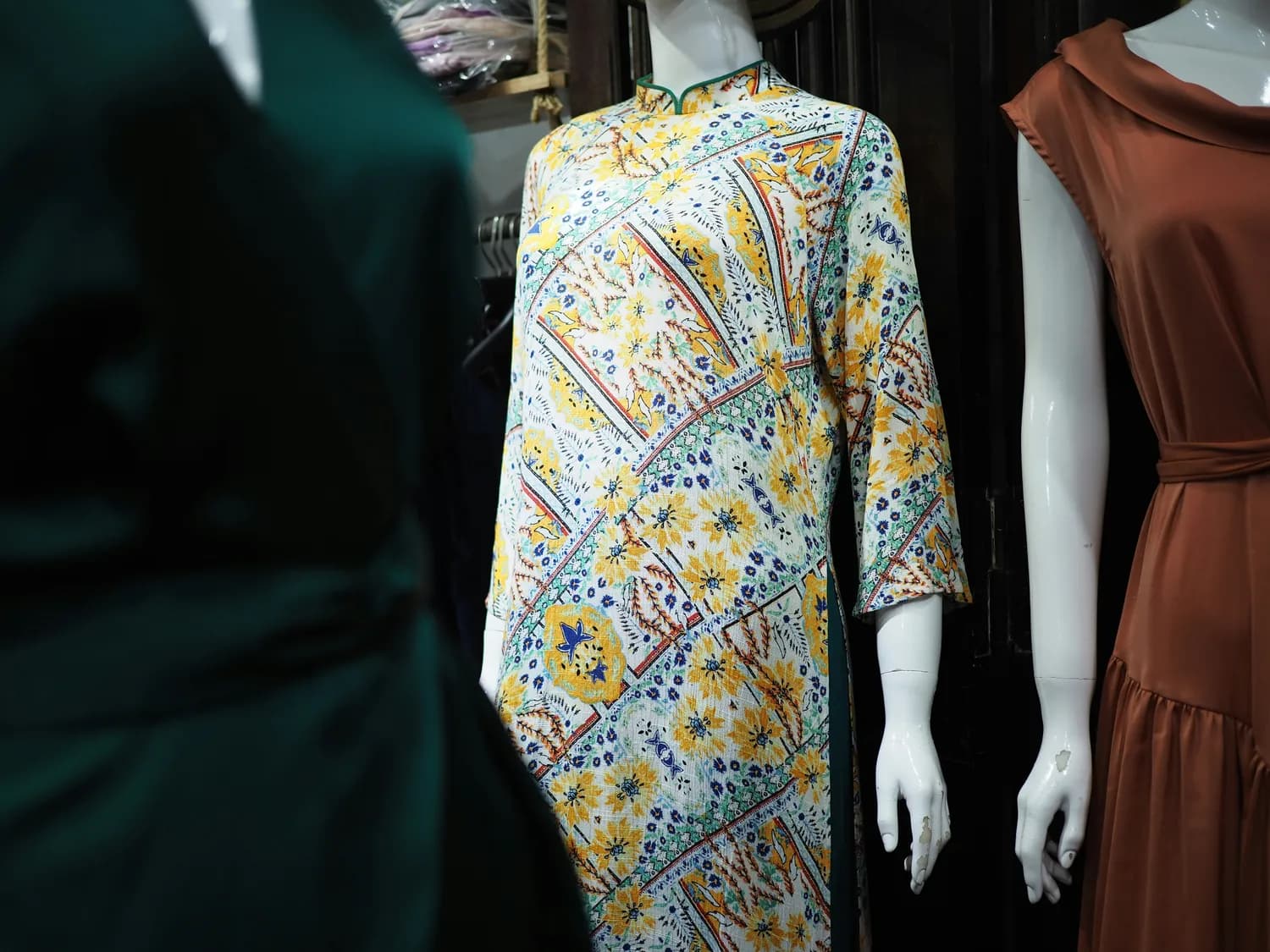 上海宋庆龄故居展出珍藏旗袍，展现百年服饰文化变迁