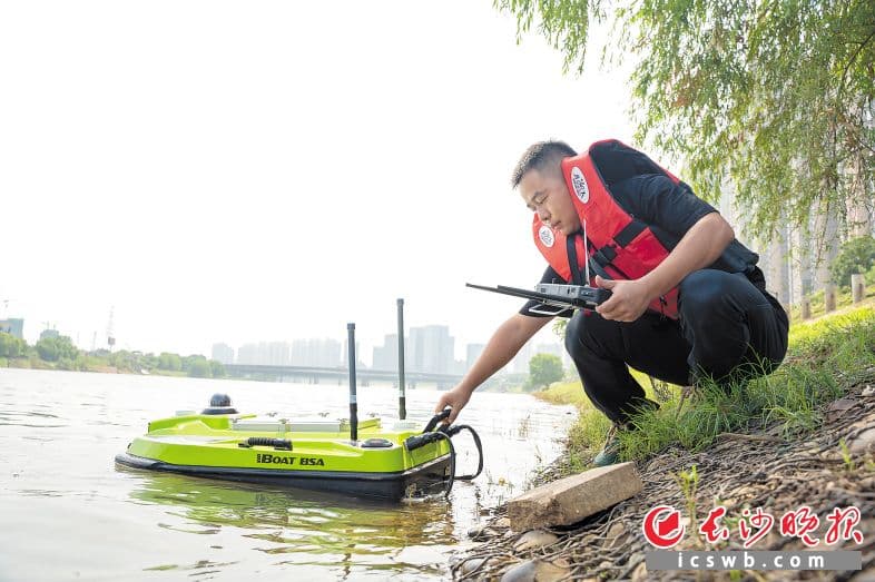 在长沙，无人船成水下测量“好帮手”｜让机器人站C位