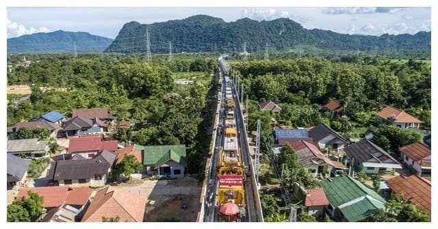 中老铁路开通两年：客货运量近3000万吨，为老挝发展注入新动力