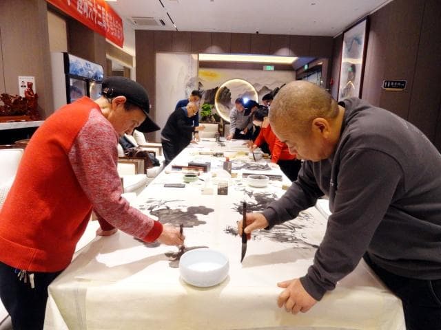 成都举办“学雷锋日”书画名家公益笔会
