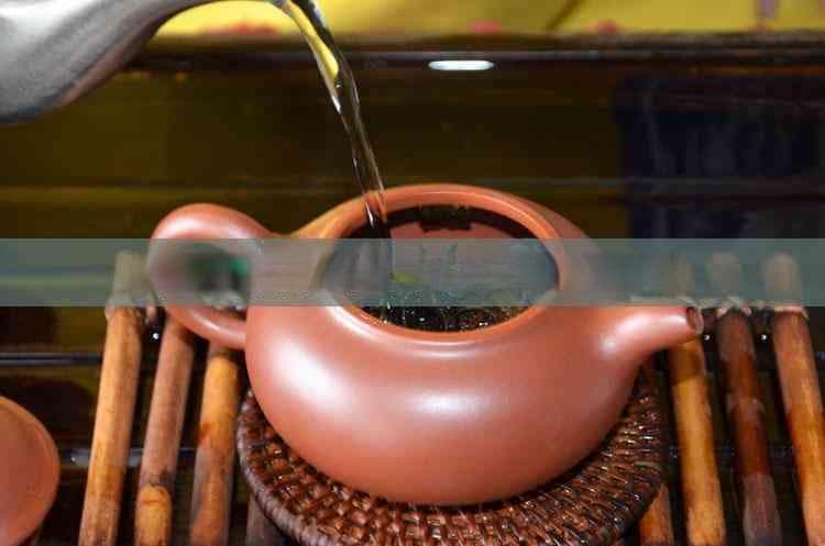 冲泡普洱茶时的水温是90-100℃