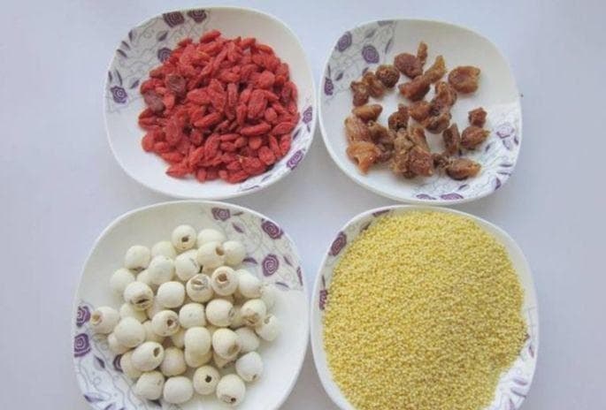 天天美食：桂圆莲子小米粥的简单做法