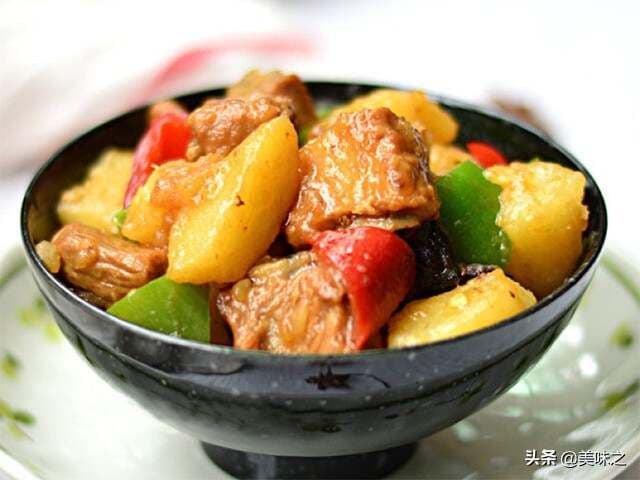 土豆烧排骨10种好吃的做法，让肉香更浓郁，土豆软糯不烂