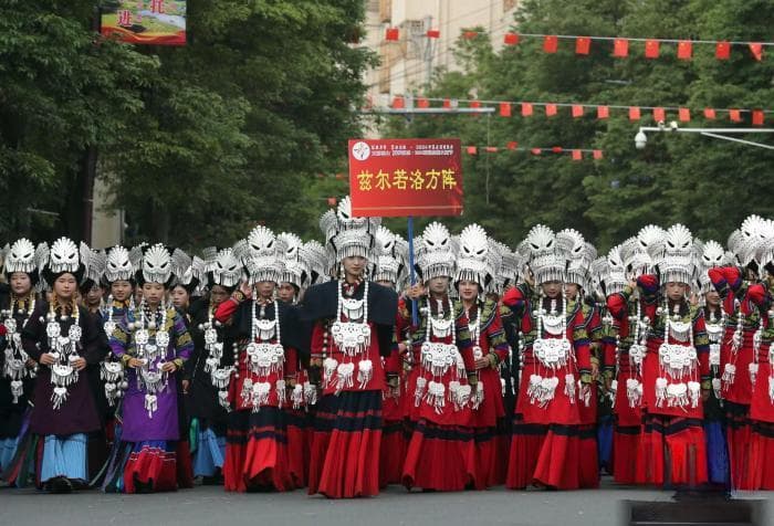 2024昭觉火把节：九大方阵巡游演绎彝族服饰文化