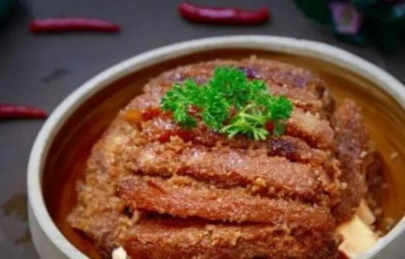 粉蒸肉是一道非常经典的川菜，肉质鲜嫩、口感糯滑、味道香醇