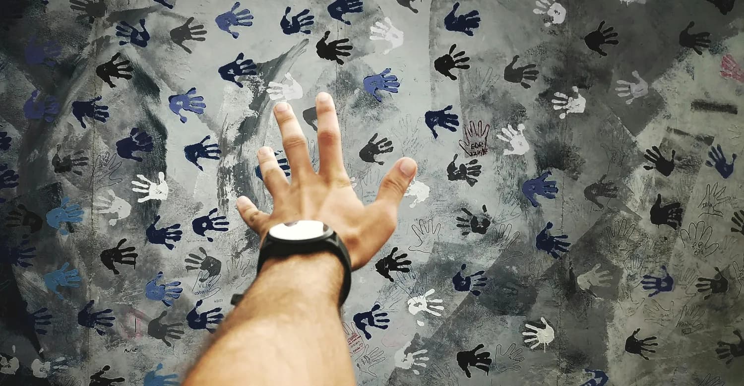 刘诗诗窦骁新作《掌心》杀青，古装悬疑剧探讨现代心理问题