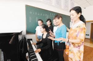 老年大学火起来 “老同学”快来上“青春课”