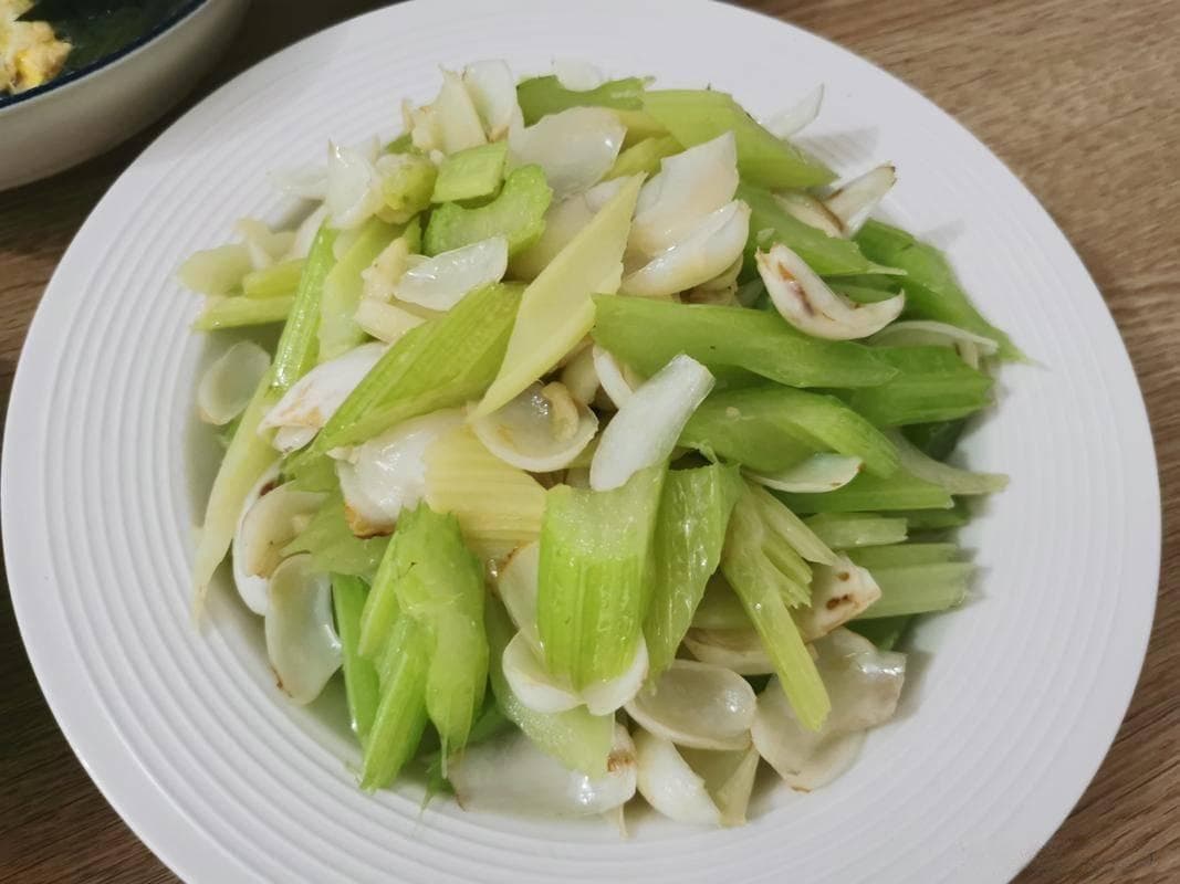 清新爽口，健康养生！西芹炒百合——餐桌上的自然美味新宠