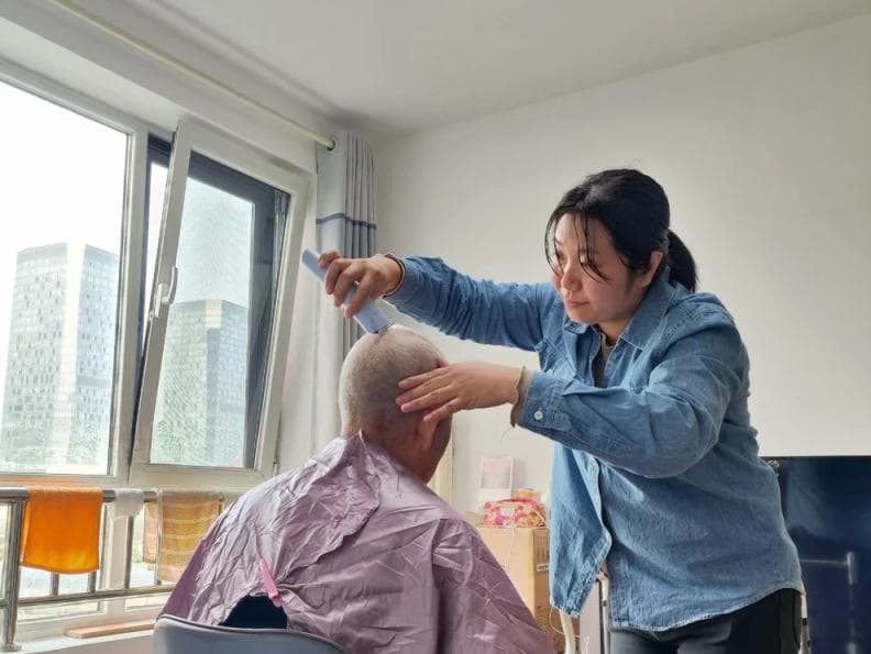 义务理发、免费擦玻璃……社区精准服务为老人生活“帮把手”