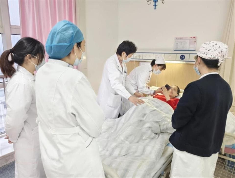 外籍孕妇小年夜临产，医护人员借助翻译软件助其顺产