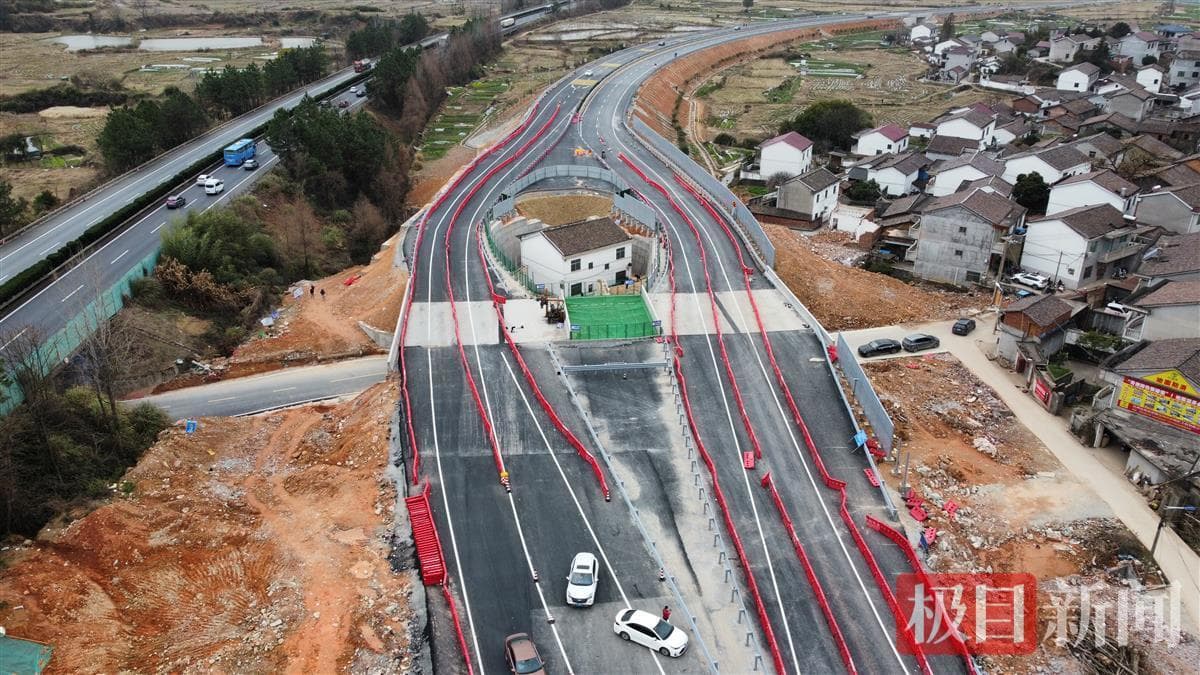实探公路包围房屋的江西“金溪之眼”：车辆开始通行噪音不大，房主仍住屋内