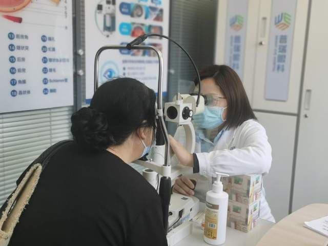 趴着午睡会导致青光眼？眼科专家解读正确午睡姿势