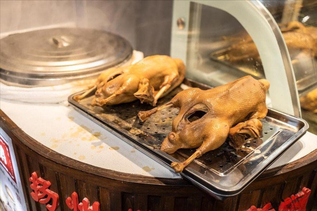 江苏十大特色小吃：从鸭血粉丝到蟹黄汤包，每一口都是历史的味道