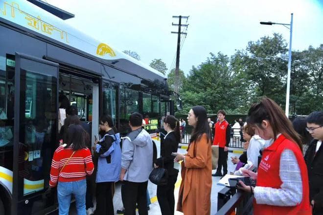 成都西站巴士换乘站改造升级后，通畅了吗？实地探访→