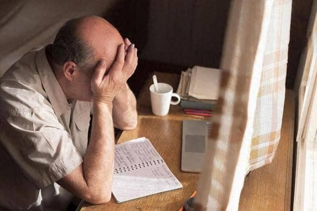 睡觉时，向左侧卧还是向右侧卧？医生：不懂这4点，越睡越累