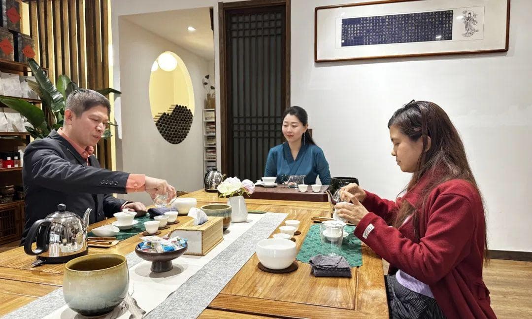 潍坊高新区：弘扬传统文化 外国友人体验中国茶艺魅力