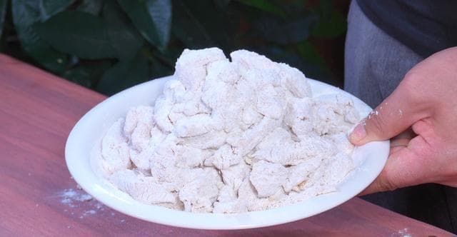 老摊主分享炸鸡柳详细做法，外酥里嫩不吸油有绝招，先收藏了