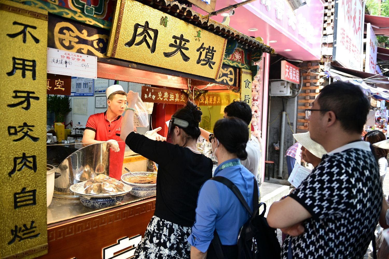 一馍走天下，千年肉夹馍飘香世界