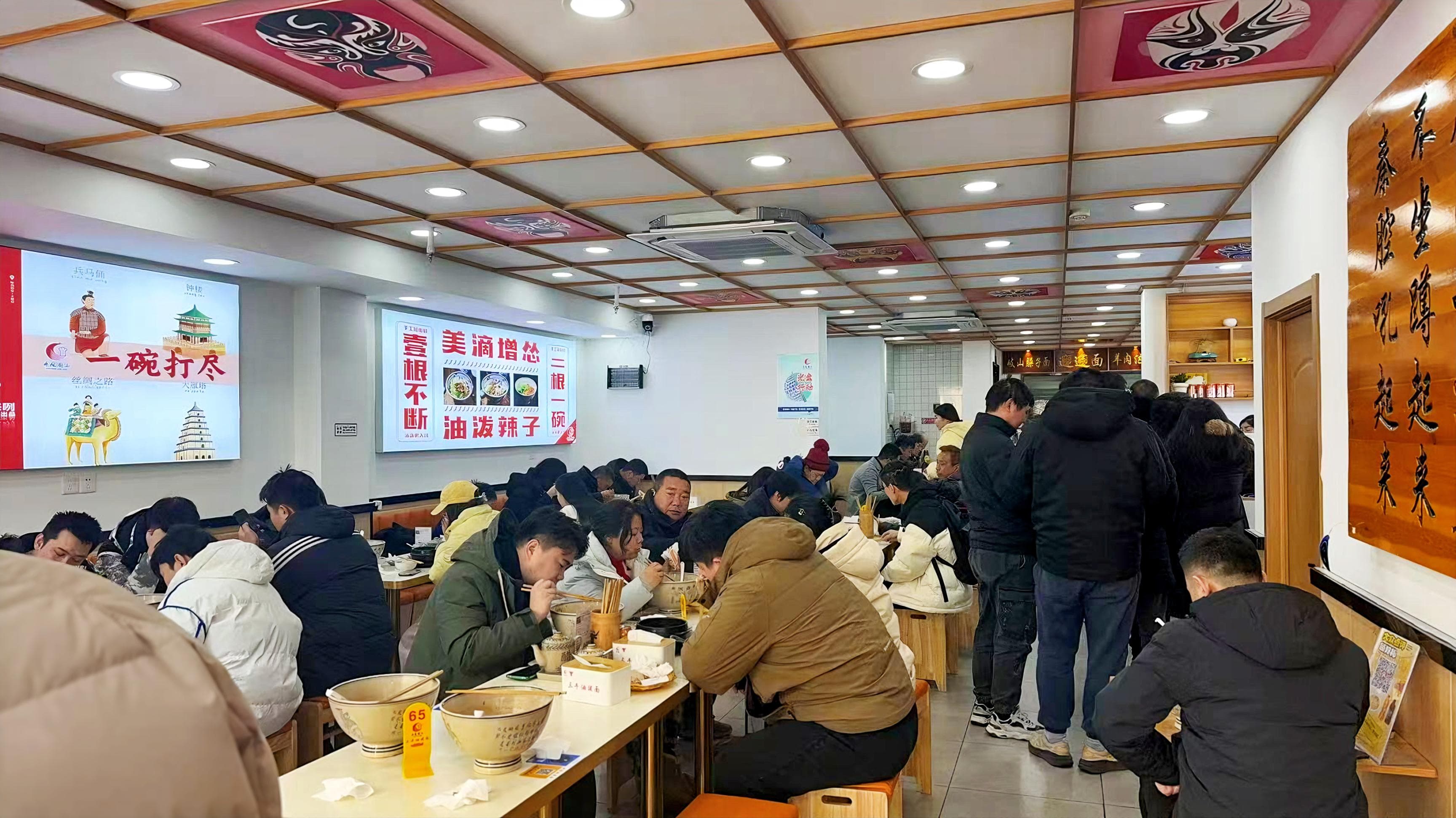 当一碗陕西油泼面端上南京街头的餐桌