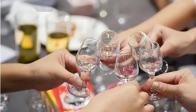 中国酒桌上的敬酒顺序，如果做反了，别怪人说你不懂事