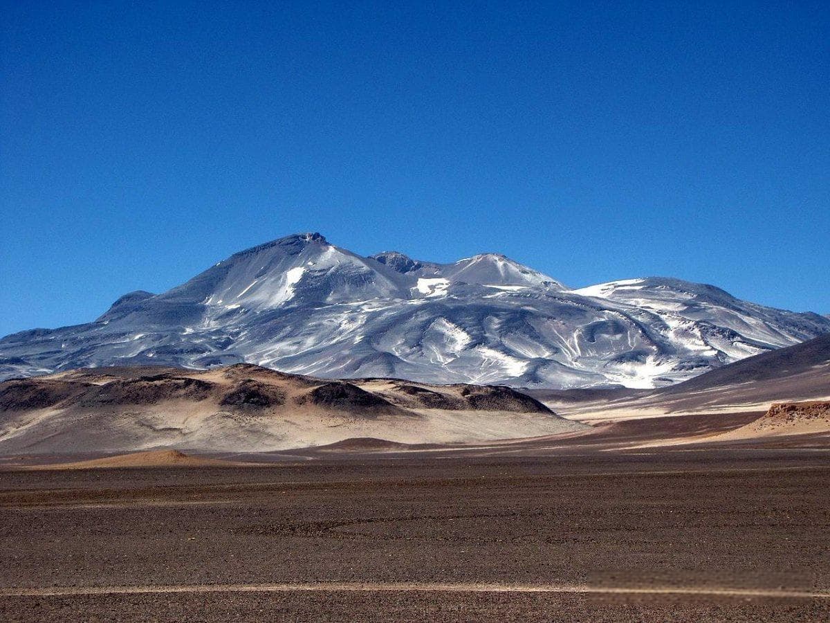 世界上最高的活火山：奥霍斯-德尔萨拉多山