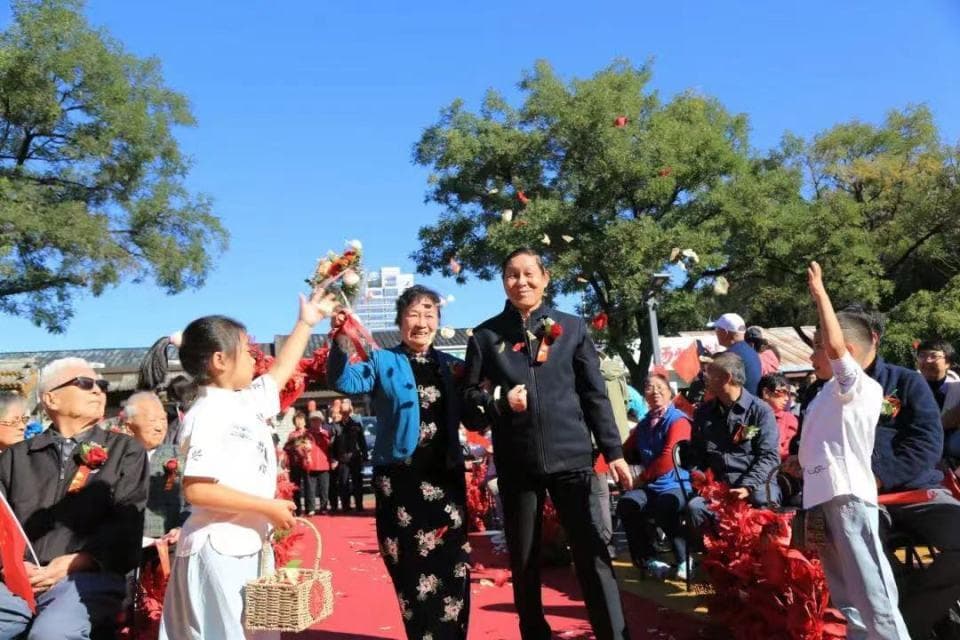 情暖生态航天城 丰台云岗街道为老人庆祝金婚、钻石婚